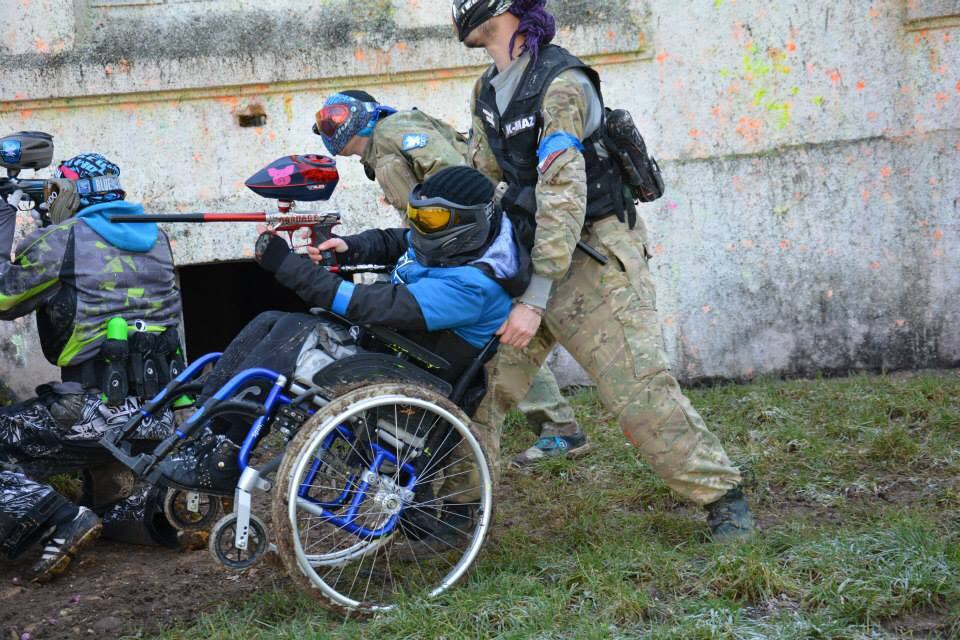 Deux joueurs en fauteuil roulant collaborant pendant une partie, illustrant l'esprit d'équipe et l'inclusivité du HandiPaint.